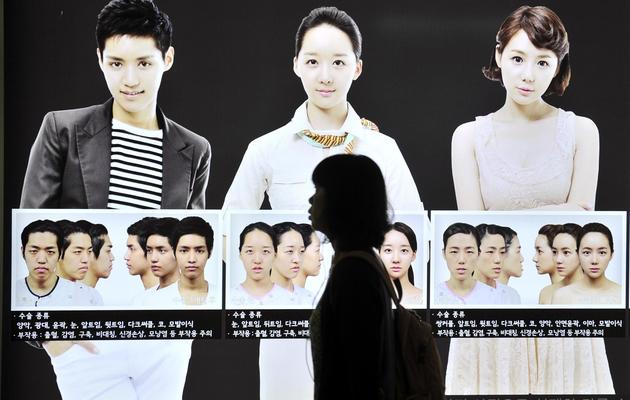 Campagne publicitaire pour remodeler le visage, le 22 mai 2013 dans le métro de Séoul [Jung Yeon-Je / AFP]