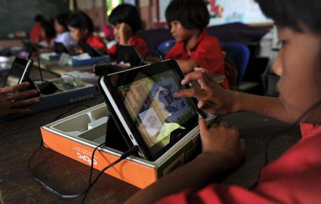 Des écoliers travaillent sur des tablettes à l'école Ban San Kong de Mae Chan, en Thaïlande, le 27 mai 2013 [Christophe Archambault / AFP]