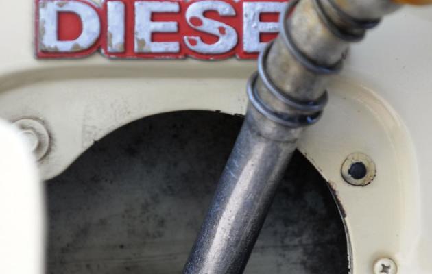 Un automobiliste remplit le réservoir de sa voiture diesel [Orlando Sierra / AFP/Archives]