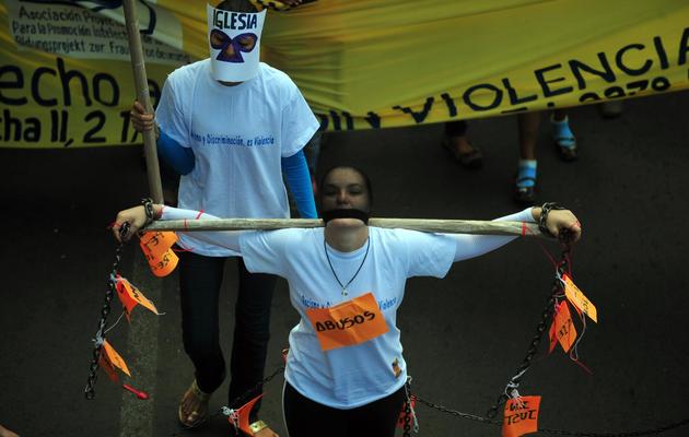 Des femmes participent à une manifestation contre les violences faites aux femmes, le 23 novembre 2012 à Managua [Hector Retamal / AFP]