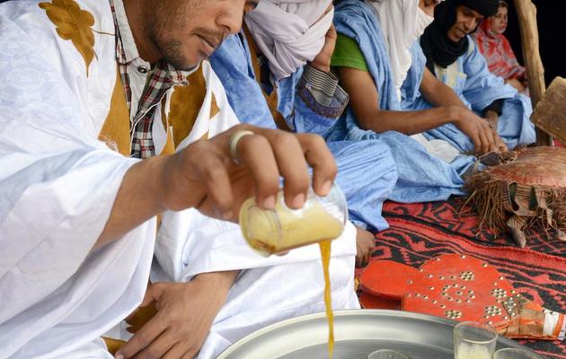 La cérémonie du thé pendant le festival international des nomades, dans le désert marocain, le 16 mars 2013 [Fadel Senna / AFP]