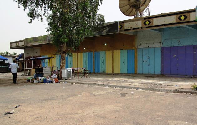 Des magasins vendant de l'alcool, dans le quartier de Zayouna, fermés au lendemain d'une attaque d'hommes armés, le 15 mai 2013 [Khalil al-Murshidi / AFP/Archives]