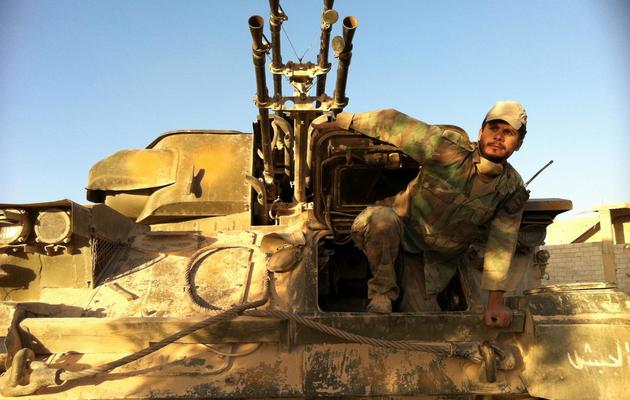 Un soldat syrien sort d'un char, à Qousseir [- / AFP]