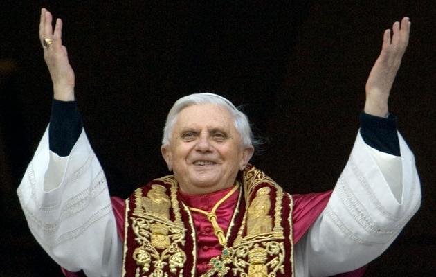 Le pape Benoît XVI, le jour de son élection le 19 avril 2005 salue la foule [Patrick Hertzog / AFP/Archives]