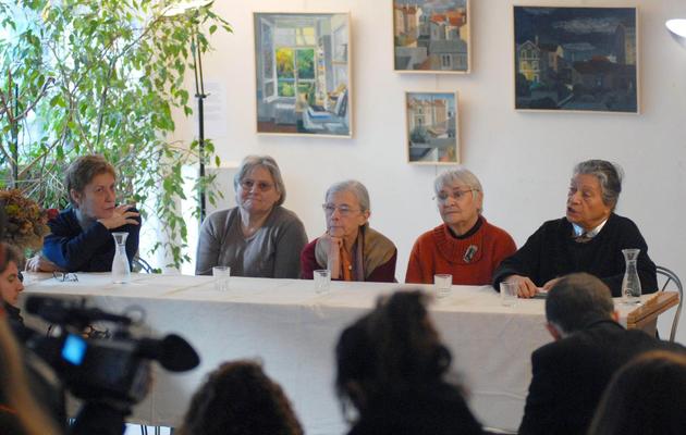 Thérèse Clerc (d), fondatrice du projet des Babayagas, et d'autres membres de l'association le 15 février 2007 à Montreuil-sous-Bois [Bertrand Langlois / AFP/Archives]