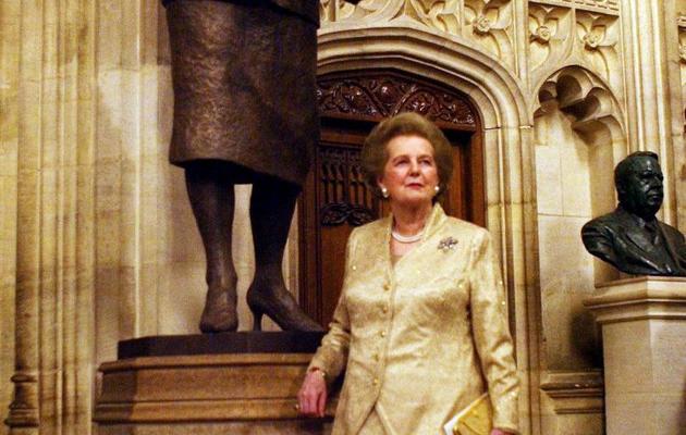 L'ancien Premir ministre Margaret Tchatcher mose le 21 février 2007 près d'une statue à son effigie à l'intérieur du Palais de Westminster [Johnny Green / Pool/AFP/Archives]