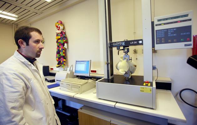 Un employé du laboratoire des douanes de Villeneuve-d'Ascq teste une peluche fabriquée hors de l'UE, le 12 décembre 2007 à Villeneuve-d'Ascq [Denis Charlet / AFP/Archives]