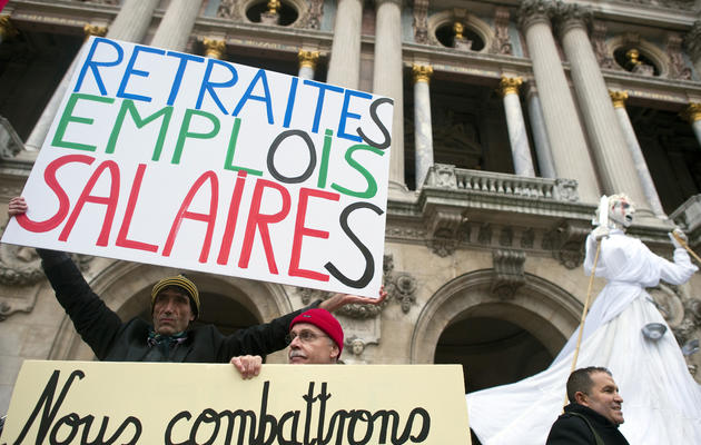 Un homme tient une pancarte lors d'une manifestation contre la réforme "Fillon", le 23 novembre 2010 à Paris [Lionel Bonaventure / AFP]