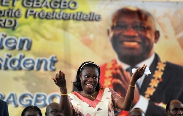Simone Gbagbo, devant un portrait de son mari, ke 15 janvier 2011 à Abidjan [Issouf Sanogo / AFP/Archives]