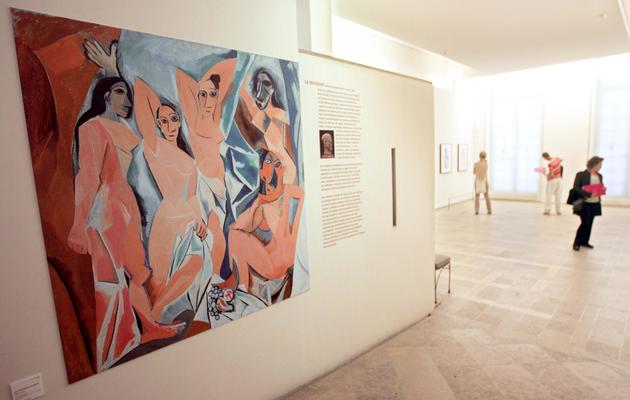 Des personnes regardent, le 27 septembre 2005 au musée Picasso à Paris, des oeuvres de Picasso, avec en premier plan "Les Demoiselles d'Avignon" [Mehdi Fedouach / AFP/Archives]