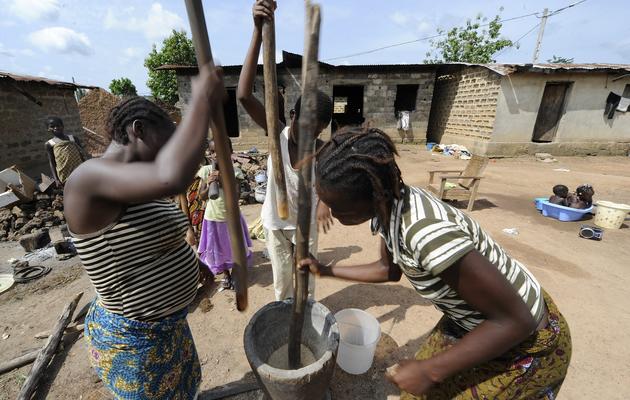Des femmes pilent du manioc au Nigeria, le 19 avril 2011 [Philippe Desmazes / AFP/Archives]