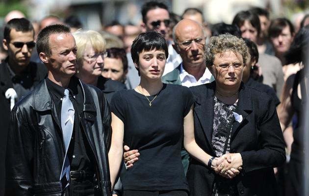 Jessica Perrais et son père Franck Perrais (G) lors des obsèques de Laetitia le 25 juin 2011 à Bernerie-en-Retz [Sebastien Evrard / AFP/Archives]