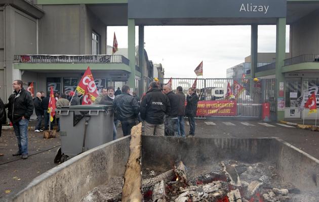 Des salariés de l’entreprise M-Real Alizay (Eure) bloquent l'entrée de leur usine pour la quinzième journée consécutive, le 03 novembre 2011 [Kenzo Tribouillard / AFP/Archives]