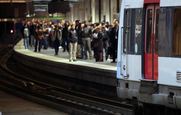 Des passagers attendent le RER à Paris [Jacques Demarthon / AFP/Archives]
