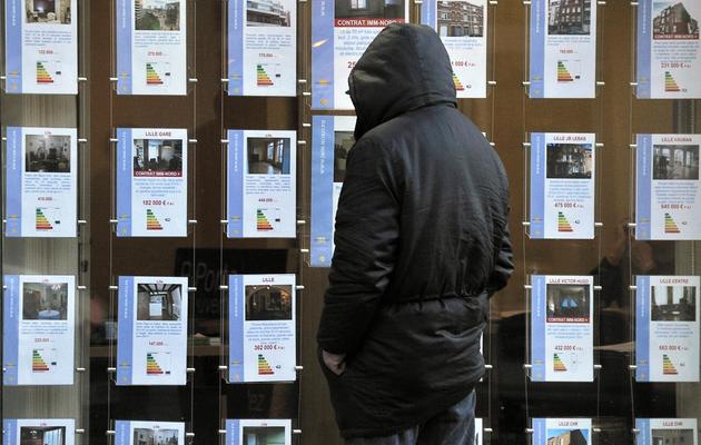 Un homme consulte les annonces d'une agence immobilière de Lille [Philippe Huguen / AFP/Archives]