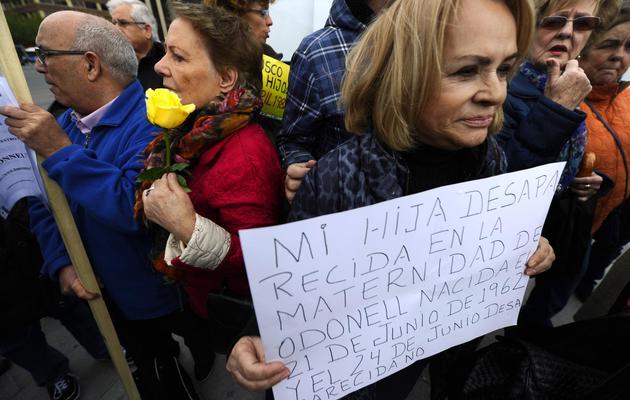 Des victimes du  scandale des "bébé volés du franquisme" défilent pour que la justice enquête, le 20 avril 2012 à Madrid [Pierre-Philippe Marcou / AFP/Archives]