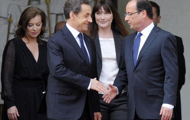 Valérie Trierweiler et Carla Bruni derrière Nicolas Sarkozy et François Hollande le 15 mai 2012 à l'Elysée [Philippe Wojazer / AFP/POOL/Archives]