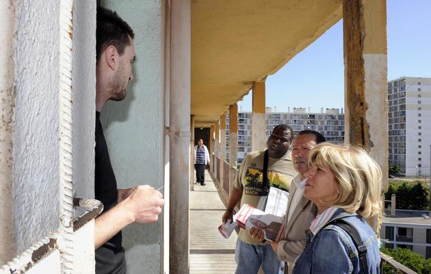 La députée PS Sylvie Andrieux, le 13 juin 2012, avec des habitants des quartiers nord de Marseille [Boris Horvat / AFP/Archives]