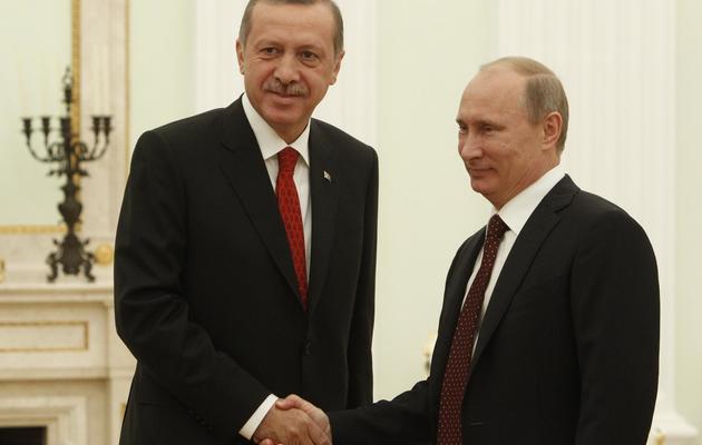 Le président russe Vladimir Poutine (d) et le Premier ministre turc Recep Tayyip Erdogan, le 18 juillet 2012 à Moscou [Sergei Karpukhin / POOL/AFP/Archives]