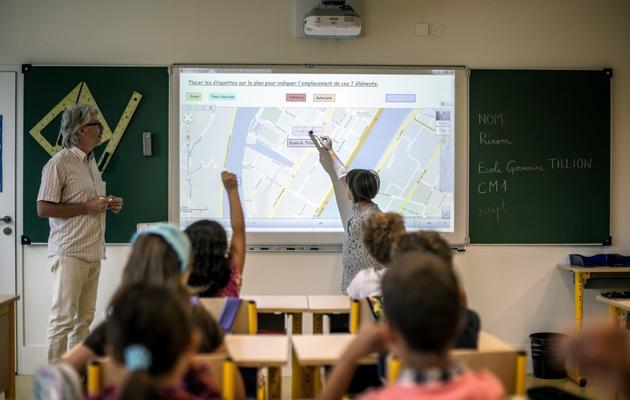 Une élève utilise un tableau numérique dans une école primaire à Lyon [Jeff Pachoud / AFP/Archives]