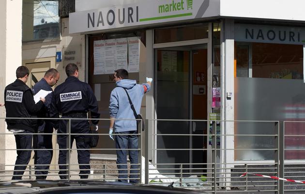Des policiers devant le supermarché casher visé par une attaque, à Sarcelles le 19 septembre 2012 [Joel Saget / AFP]