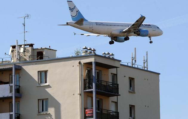 Un avion survole des immeubles à Toulouse [Pascal Pavani / AFP/Archives]