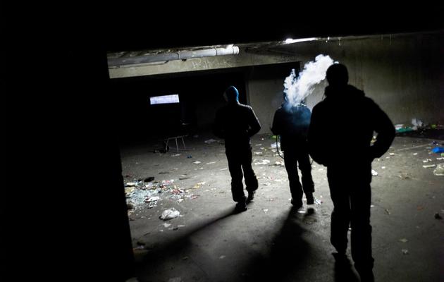 Des jeunes fument dans une cave à Sevran, le 13 novembre 2012 [Fred Dufour / AFP/Archives]
