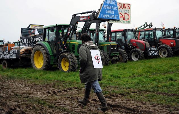 Des tracteurs installés par les opposants à l'aéroport le 17 novembre 2012 à Notre-Dame-des-Landes [Xavier Leoty / AFP]