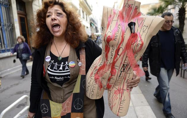 Une femme manifeste le 24 novembre 2012 à Marseille lors de la journée internationale contre les violences faites aux femmes [Anne-Christine Poujoulat / AFP]