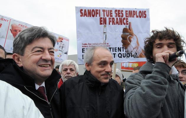 Jean-Luc Mélenchon (g) et Philippe Poutou lors d'une manifestation de soutien aux employés de Sanofi, le 29 novembre 2012 à Toulouse [Pascal Pavani / AFP/Archives]