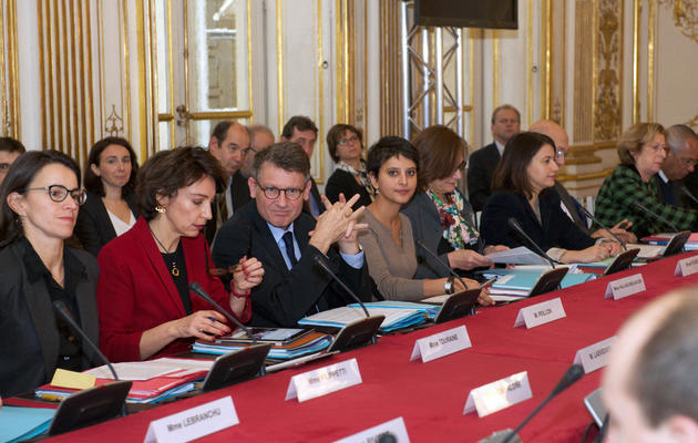 Vincent Peillon (c), entouré de Marisol Touraine (g) et Najat Vallaud-Belkacem, le 30 novembre 2012 lors d'un conseil des ministres à Matignon [ / AFP/Archives]
