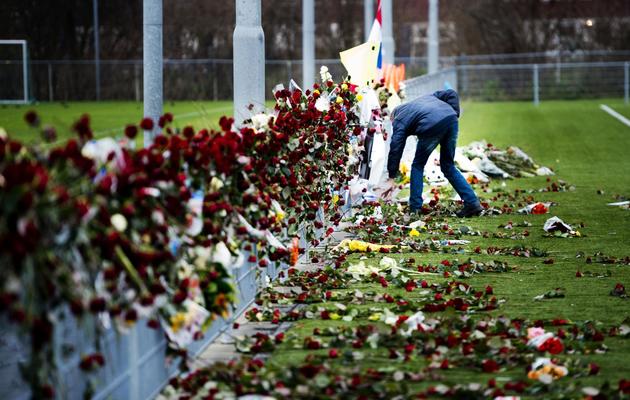 Des roses déposées le 10 décembre 2012 à Almere en hommage à l'arbitre battu à mort [Robin Utrecht / ANP/AFP/Archives]