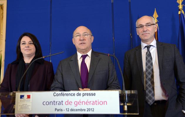 Le ministre du Travail, Michel Sapin (c), lors de la présentation du projet de loi sur le contrat de génération, le 12 décembre 2012 [Bertrand Guay / AFP/Archives]