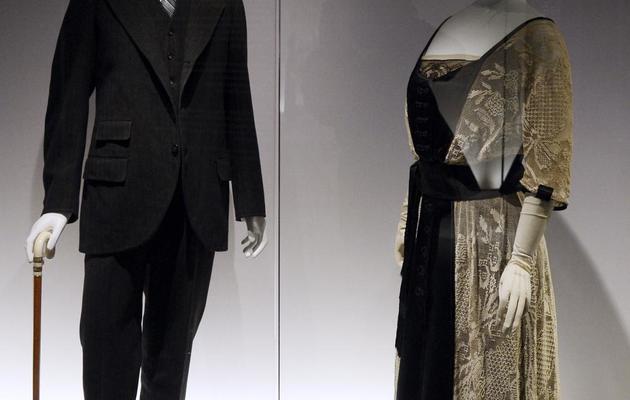 Une robe et un costume de l'exposition "Deux siècles de mode européenne 1700-1915" au musée des Arts décoratifs à Paris, le 12 décembre 2012 [Bertrand Guay / AFP]