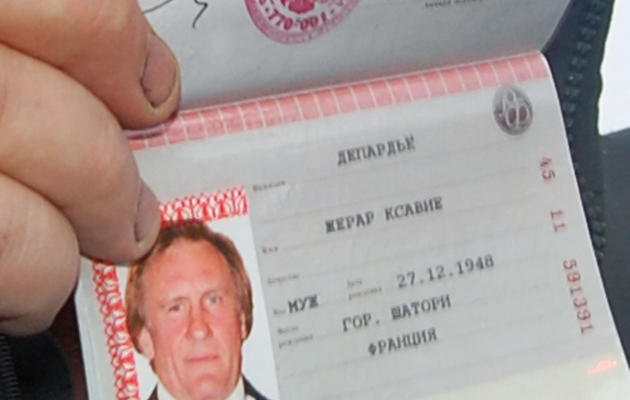 Gérard Depardieu exhibe son passeport russe, le 6 janvier 2013 à Saransk, dans la république russe de Mordovie [Caroline Larson / AFP]