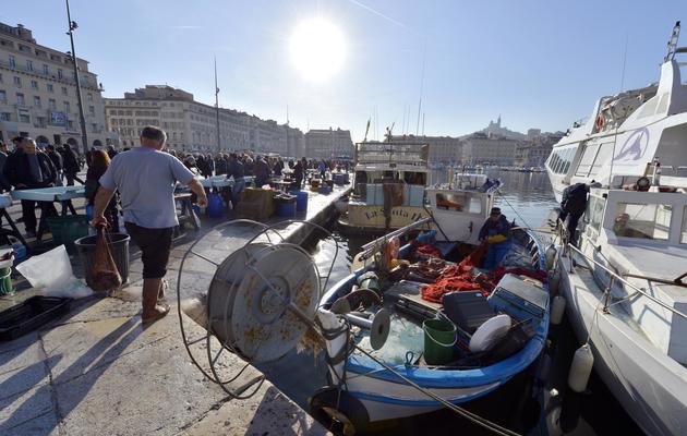 Un pêcheur sur le Vieux-Port de Marseille [Gerard Julien / AFP/Archives]