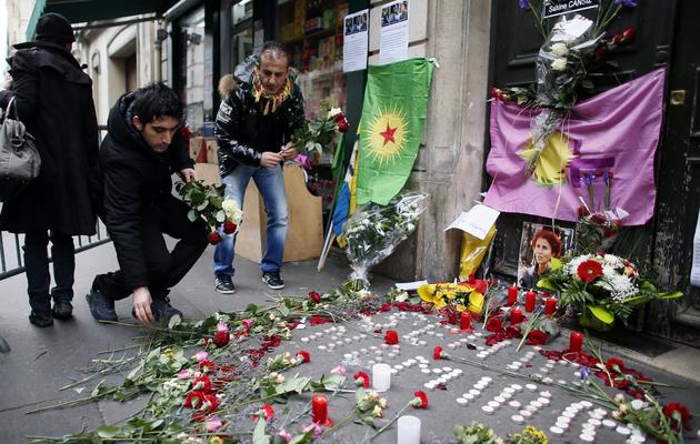 Des gens déposent des fleurs en hommage aux trois militantes kurdes tuées à Paris, le 11 janvier 2013 [Kenzo Tribouillard / AFP/Archives]