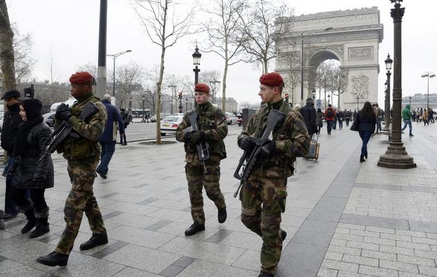 Des soldats patrouillent le 12 février 2013 sur les Champs-Elysées à Paris [Bertrand Guay / AFP/Archives]