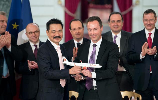 Les patrons de Lion Air et Airbus signe un méga-contrat à l'Elysée, à Paris, le 18 mars 2013 [Bertrand Langlois / AFP/Archives]