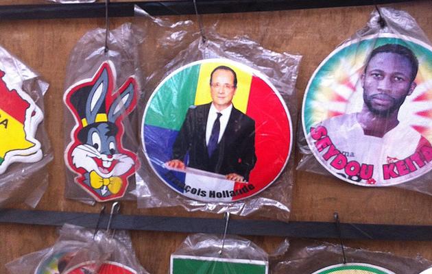 Sticker à l'effigie de François Hollande, le 21 mars 2013 au marché Dabanani de Bamako [Stephane Jourdain / AFP]