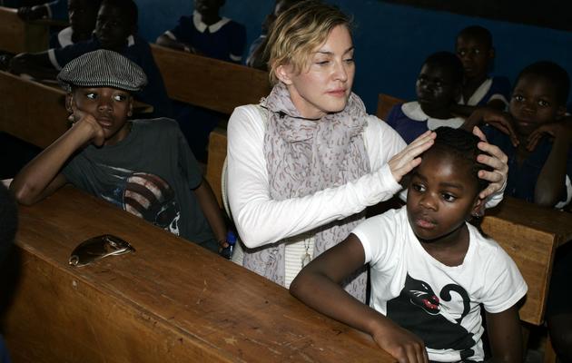 Madonna avec sa fille adoptive Mercy James, et son fils adoptif David Banda, le 2 avril 2013 au Malawi [Amos Gumulira / AFP]