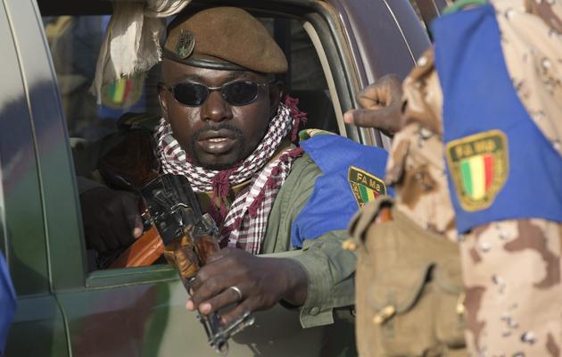 Des soldats maliens arrivent à Gao après une fausse alerte signalant la présence de jihadistes du Mujao le 13 avril 2013 [Joel Saget / AFP]