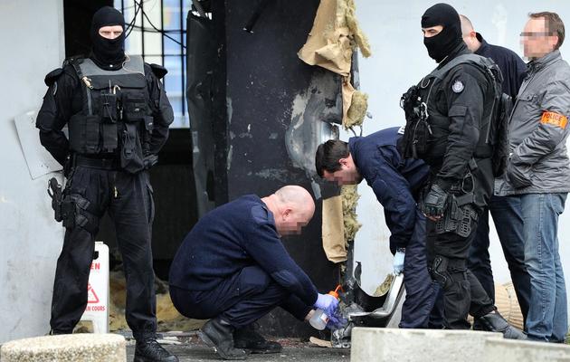 Des policiers  le 13 avril 2013 devant la prison de Séquelin [Philippe Huguen / AFP/Archives]