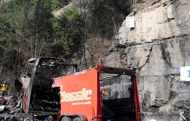 Le bus accidenté près de l'Alpe d'Huez, le 16 avril 2013 [Jean-Pierre Clatot / AFP]