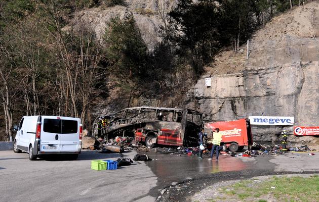 Des secours autour des débris du bus SkiBound accidenté près de l'Alpe d'Huez, le 16 avril 2013 [Jean-Pierre Clatot / AFP]