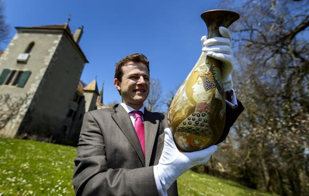 Le directeur de l'Hôtel des ventes de Genève, Bernard Piguet, présente le 17 avril 2013 un vase de Turn Tepliz en Bohème de style Art nouveau qui sera mis aux enchères le 27 avril 2013 au château de Gingins en Suisse [Fabrice Coffrini / AFP/Archives]