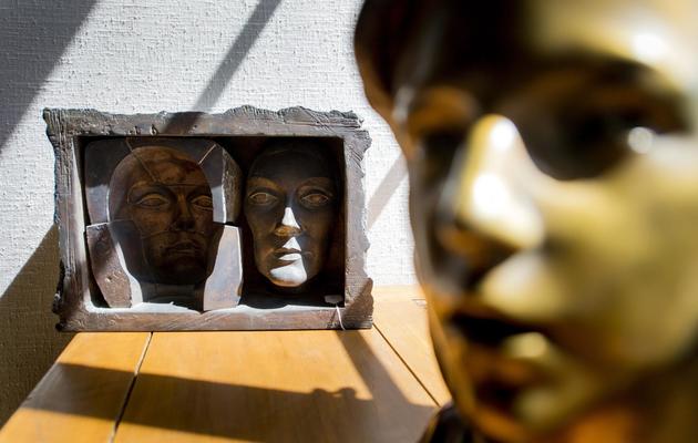 Des sculptures de la collection d'Art nouveau Neumann, photographiées le 17 avril 2013, vont être mises aux enchères le 27 avril au hâteau médiéval de Gingins,en Suisse [Fabrice Coffrini / AFP/Archives]
