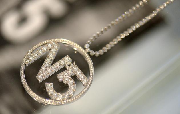 Un collier en diamant, réalisé spécialement pour Nicole Kidman pour un spot de publicité, présenté lors de l'exposition "N°5 culture Chanel", le 3 mai 2013 à Paris [Eric Feferberg / AFP/Archives]