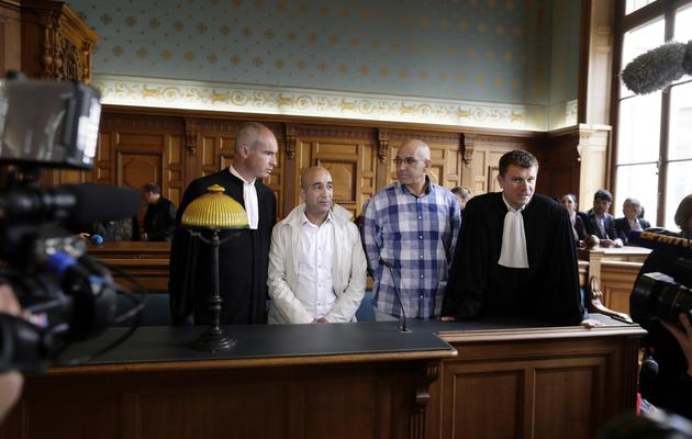 Abdelkader Azzimani (G) et Abderrahim el-Jabri entre leurs avocats à Paris, le 15 mai 2013 à Paris [Kenzo Tribouillard / AFP]