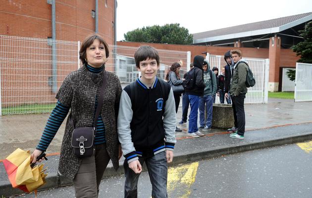 Maxime Parra et sa mère Catherine le 22 mai 2013 devant le lycée à   Saint-Orens-de-Gameville [Remy Gabalda / AFP]